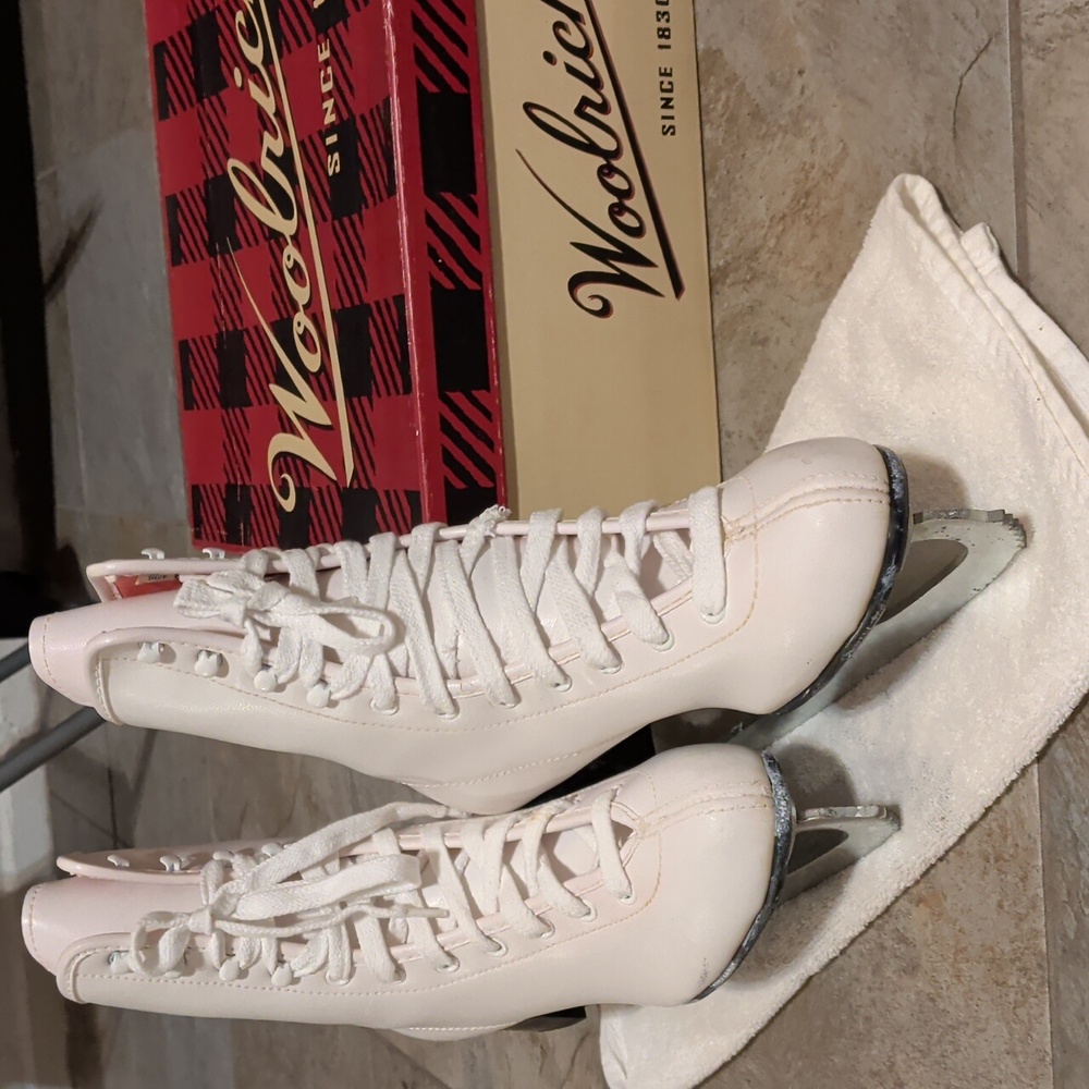 Women's Woolrich Ice Skates Sz 6